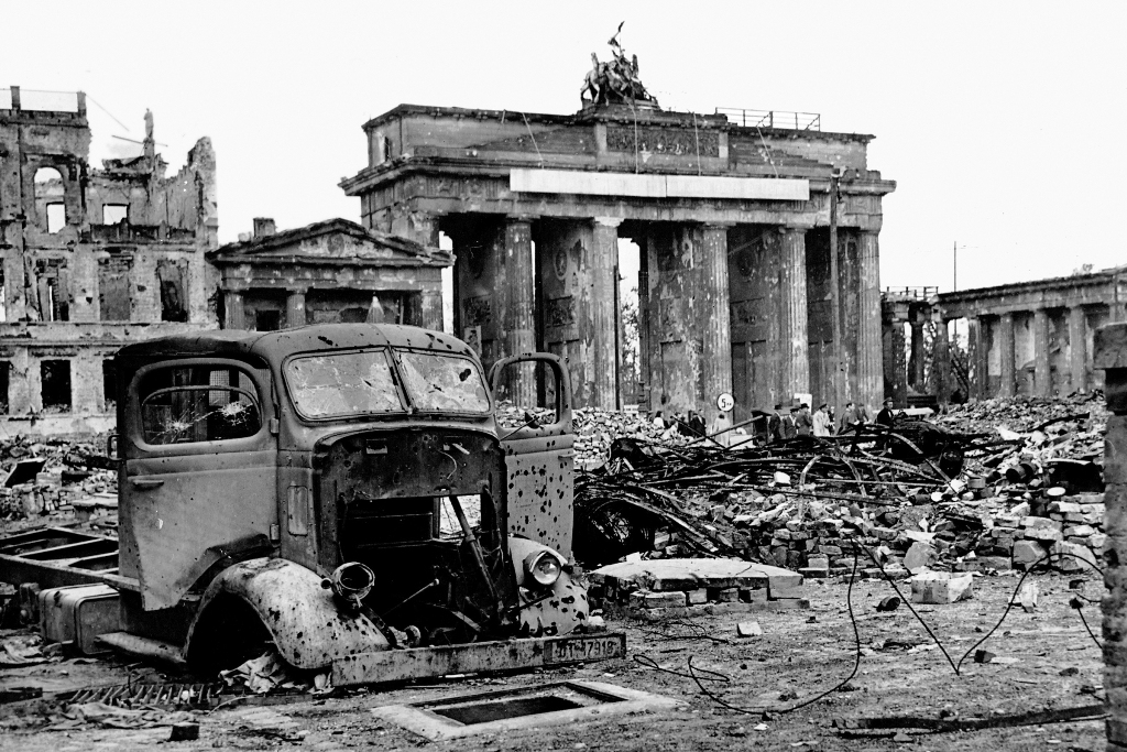 Na konci druhé světové války je Braniborská brána silně poničena