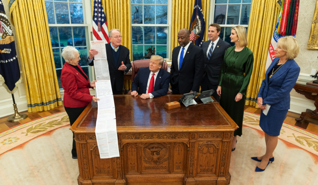 Americký zástupce Mark Walker (R-N.C.) Dnes vydal následující prohlášení poté, co prezident Donald Trump podepsal zákon Fostering Undergraduate Talent by Unlocking Resources for Education (FUTURE): "Toto je historické vítězství HBCU v Severní Karolíně a našeho národa." Tato legislativa by nebyla zákonem, nebýt vytrvalé práce zástupkyně Almy Adamsové a senátora Tima Scotta spolu s trvalou podporou, kterou prezident Trump projevil HBCU a jejich studentům. Zákon o BUDOUCNOSTI je příkladem toho, proč jsem přišel na Kongres: udělat změnu a podpořit naději a příležitost pro všechny Severní Karolíny. “ V úterý byl Walker v Oválné pracovně u příležitosti konání Kongresu o budoucnosti zákona. V sobotu přednesl 169. úvodní projev na Elizabeth City State University. Legislativa opětovně povoluje financování institucí sloužících menšinám (MSI) - a to i pro Historically Black Colleges and Universities (HBCUs) jako North Carolina A&T State University - v rámci zákona o vysokých školách trvale. V Severní Karolíně jsou HBCU 16 procent čtyřletých institucí, ale zapisují 45 procent všech černých vysokoškoláků a udělují 43 procent všech černých bakalářských titulů ve státě. Deset HBCU v Severní Karolíně generuje celkový ekonomický dopad 1,7 miliardy USD a 15 663 pracovních míst pro naši místní a regionální ekonomiku. Celonárodně HBCU každoročně vzdělávají 300 000 studentů a každoročně přispívají do ekonomiky naší země téměř 15 miliardami dolarů. HBCU poskytly příležitosti pro miliony Američanů, z nichž mnozí jsou vysokoškolští studenti první generace a pocházejí z prostředí s nízkými příjmy. Walker se připojil k americkému senátorovi Timovi Scottovi (R-S.C.) při pořádání každoroční akce, která se konala s prezidenty a kancléři z HBCU při akci zvané HBCU Fly-In. Walker se také připojil k americké představitelce Almě Adamsové (D-N.C.) při vytváření vůbec prvního placeného programu stáží na Capitol Hill pro studenty HBCU - Kongresového bi-partyzánského kongresového programu HBCU.