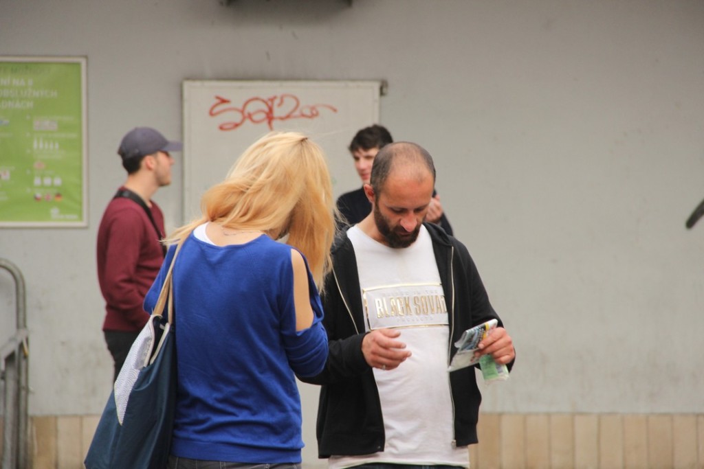 Morální dilema. Dívka dala tomu chlápkovi loterii a požadovala část výhry