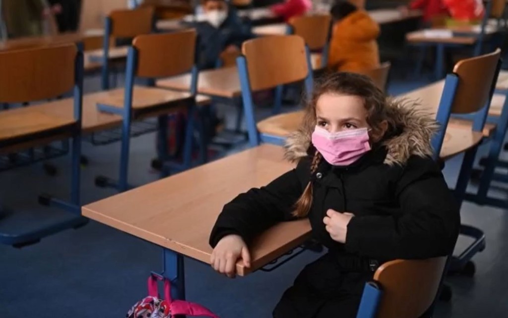 Německo: Soud zakázal povinné nošení masek, rozestupy a testování žáků ve školách (podrobné zdůvodnění)