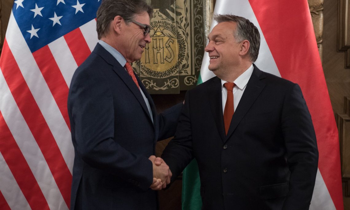 Ministr Rick Perry v Budapešti