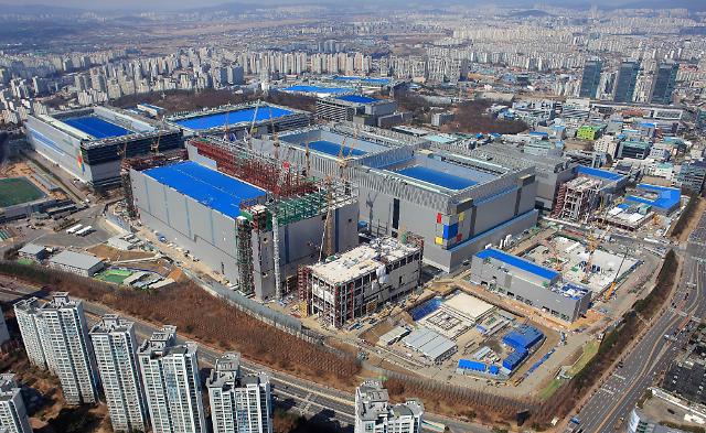 Ahn Min-seok navštěvuje továrnu na polovodiče Samsung v Pyeongtaek a podporuje založení Gyeonggi-do Semiconductor University