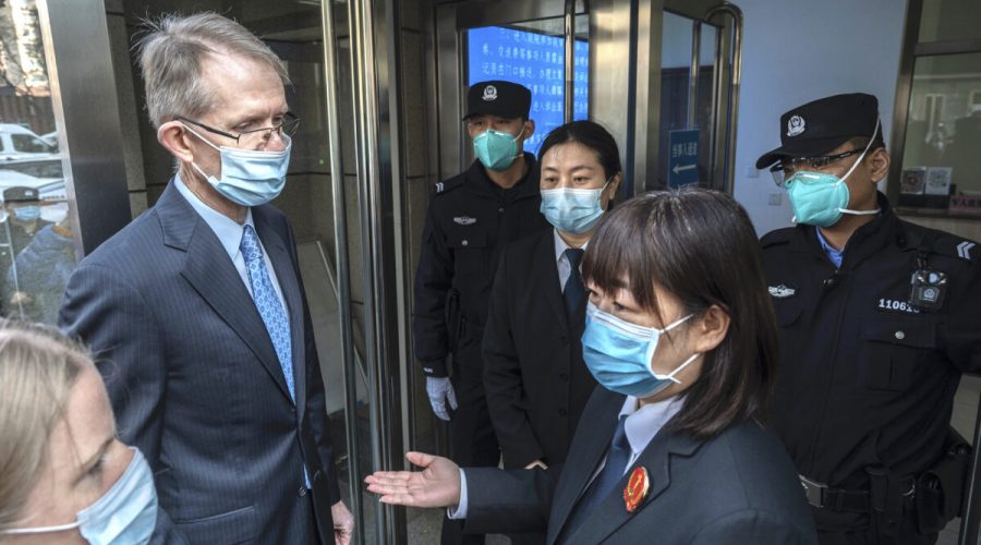 Australský velvyslanec v Číně, Graham Fletcher (vlevo), není vpuštěn úředníky a policií na soudní proces s australskou novinářkou Čcheng Lej u lidového soudu 2. instance v Pekingu, 31. března 2022