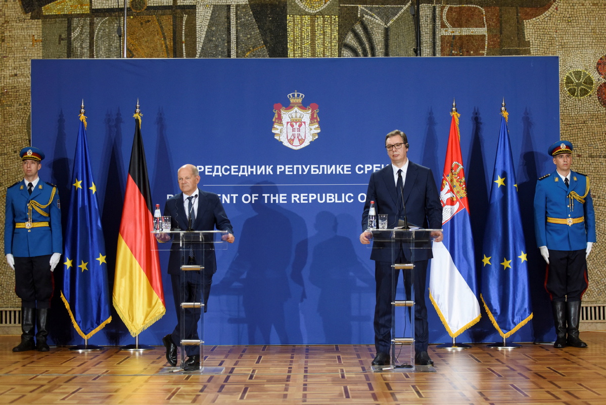 Německý kancléř Olaf Scholz přihlíží během tiskové konference se srbským prezidentem Aleksandarem Vučičem v Bělehradě, Srbsko, 10. června 2022