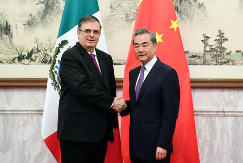 Wang Yi jedná s ministrem zahraničí Marcelem Ebrardem Casaubónem z Mexika