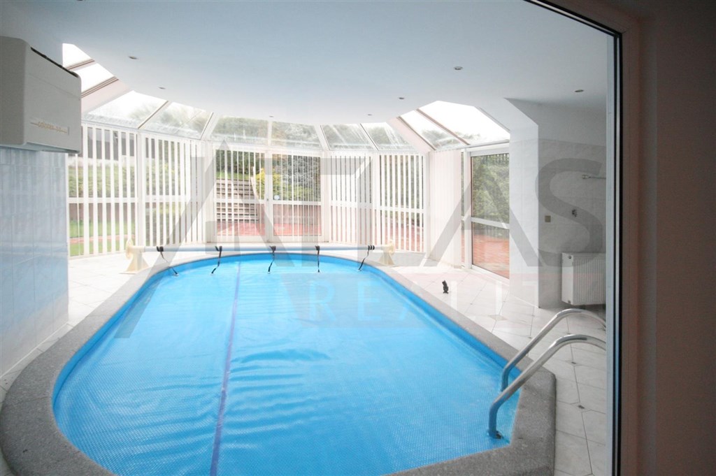 vnitřní bazén - Pronájem rodinného domu 6+1 s vnitřním bazénem, 300m2, Praha 6 – Malý Břevnov