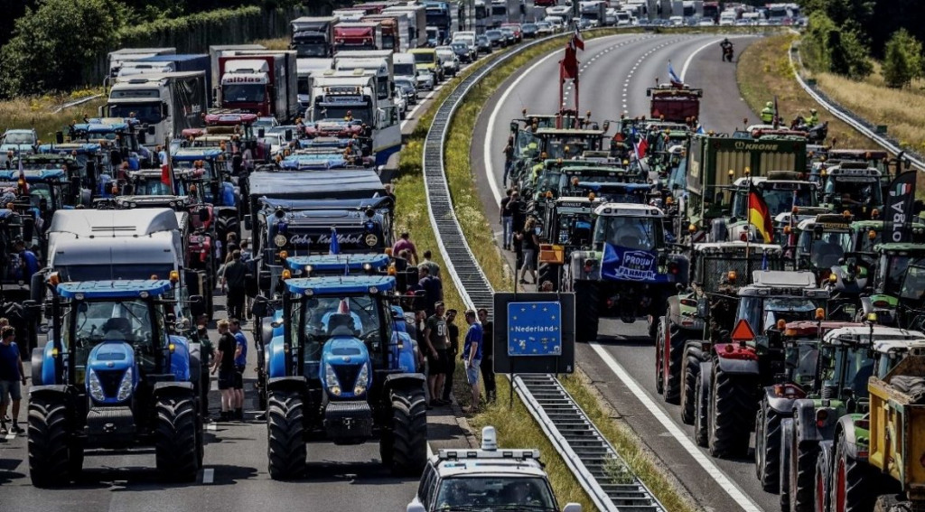 Protesty obřích farmářů v Nizozemsku. "Elita EU chce zlikvidovat průmysl