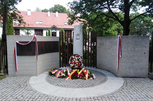 Památník zapomenuté popravy v Natolinu. Němci zde zastřelili 15 mužů