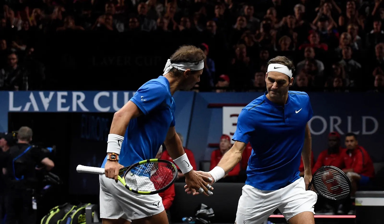 Rafael Nadal a Roger Federer (zde na Laver Cupu 2017 v Praze) si spolu opět zahrají v pátek večer v Londýně. Naposledy
