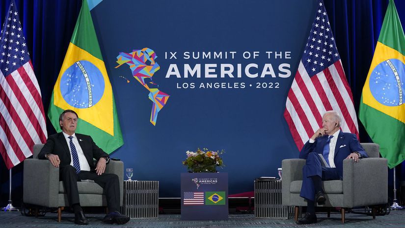 Americký prezident Joe Biden (vpravo) a brazilský prezident Jair Bolsonaro během summitu Amerik.