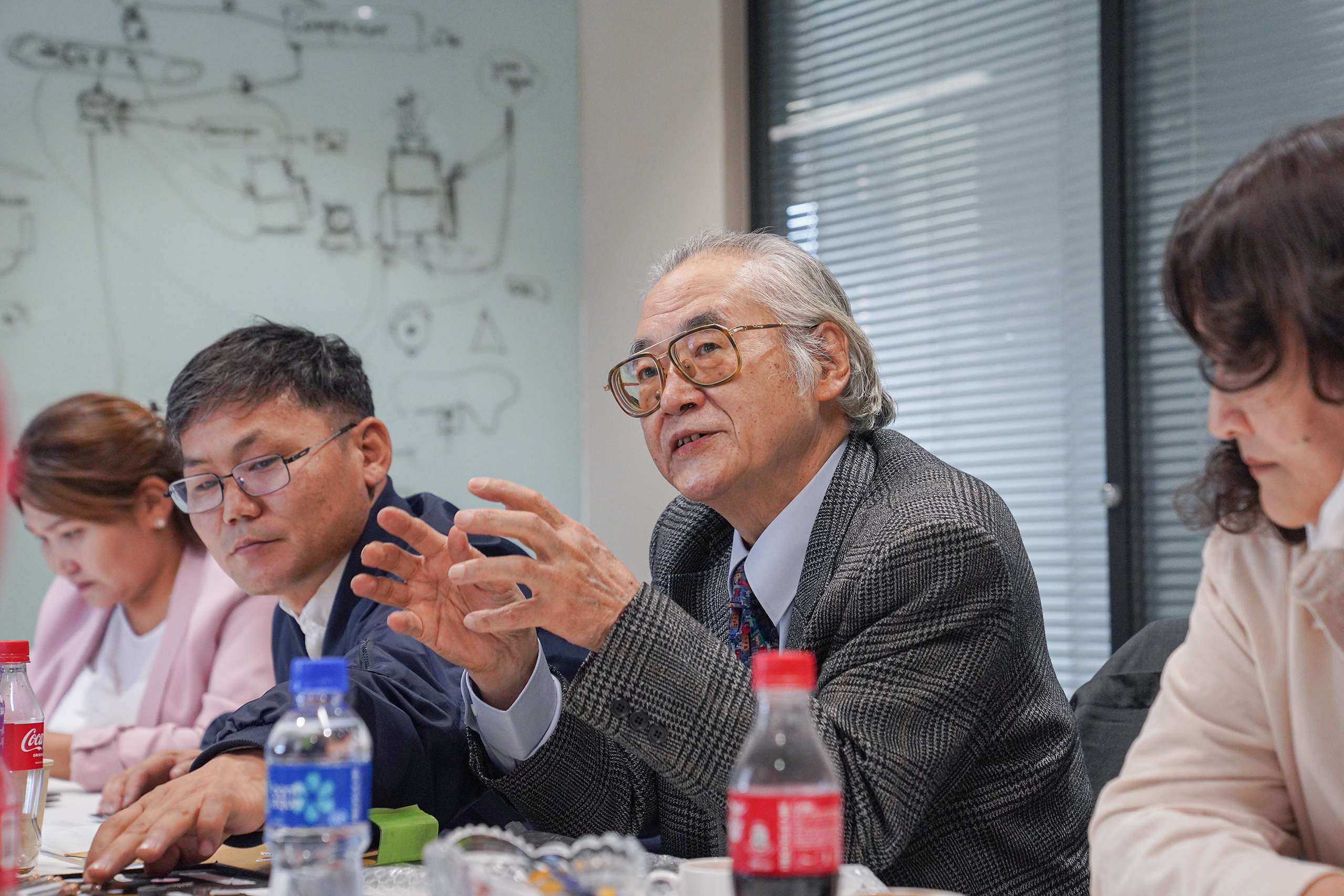 Zástupci Ministerstva hornictví a těžkého průmyslu Mongolska a členové Fakulty strojního inženýrství Mongolské univerzity vědy a techniky a japonský vědec a obchodník Dr. Masao Tokita navštívili Steppe Metal Powder LLC a vyměnili si nápady se zaměstnanci závodu.