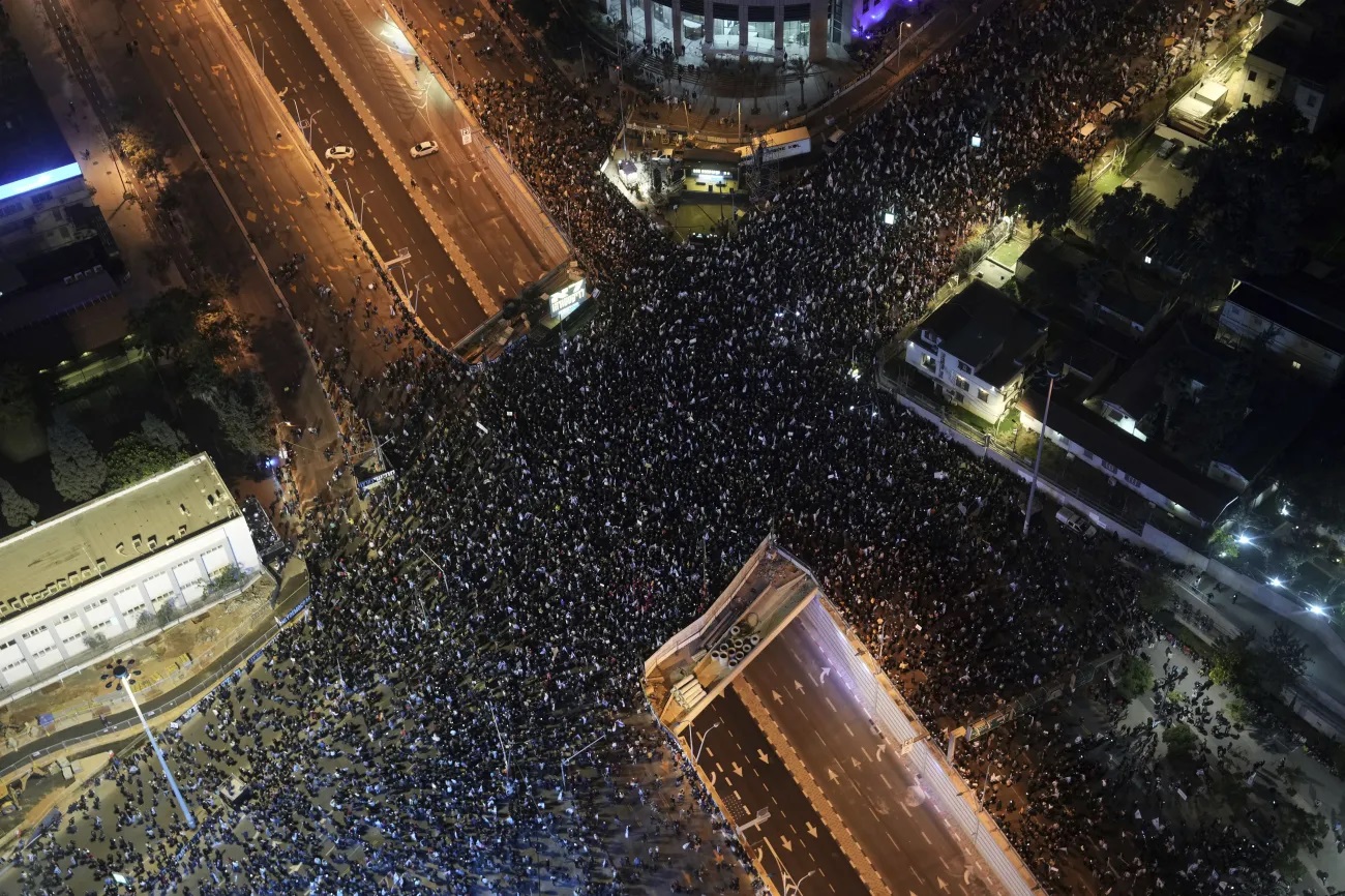 Izraelci v sobotu 21. ledna 2023 v izraelském Tel Avivu protestují proti izraelskému premiérovi Benjaminu Netanjahuovi a jeho krajně pravicové vládě, že podle jeho odpůrců ohrožují demokracii a svobody.