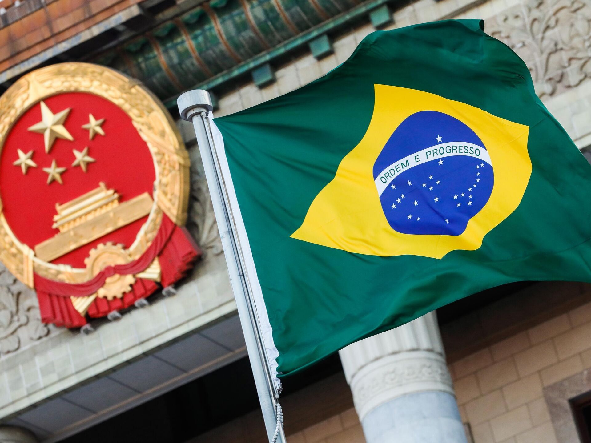 Na konci ledna podepsaly centrální banky Číny a Brazílie memorandum, které zřídilo „clearing house“ v Brazílii.