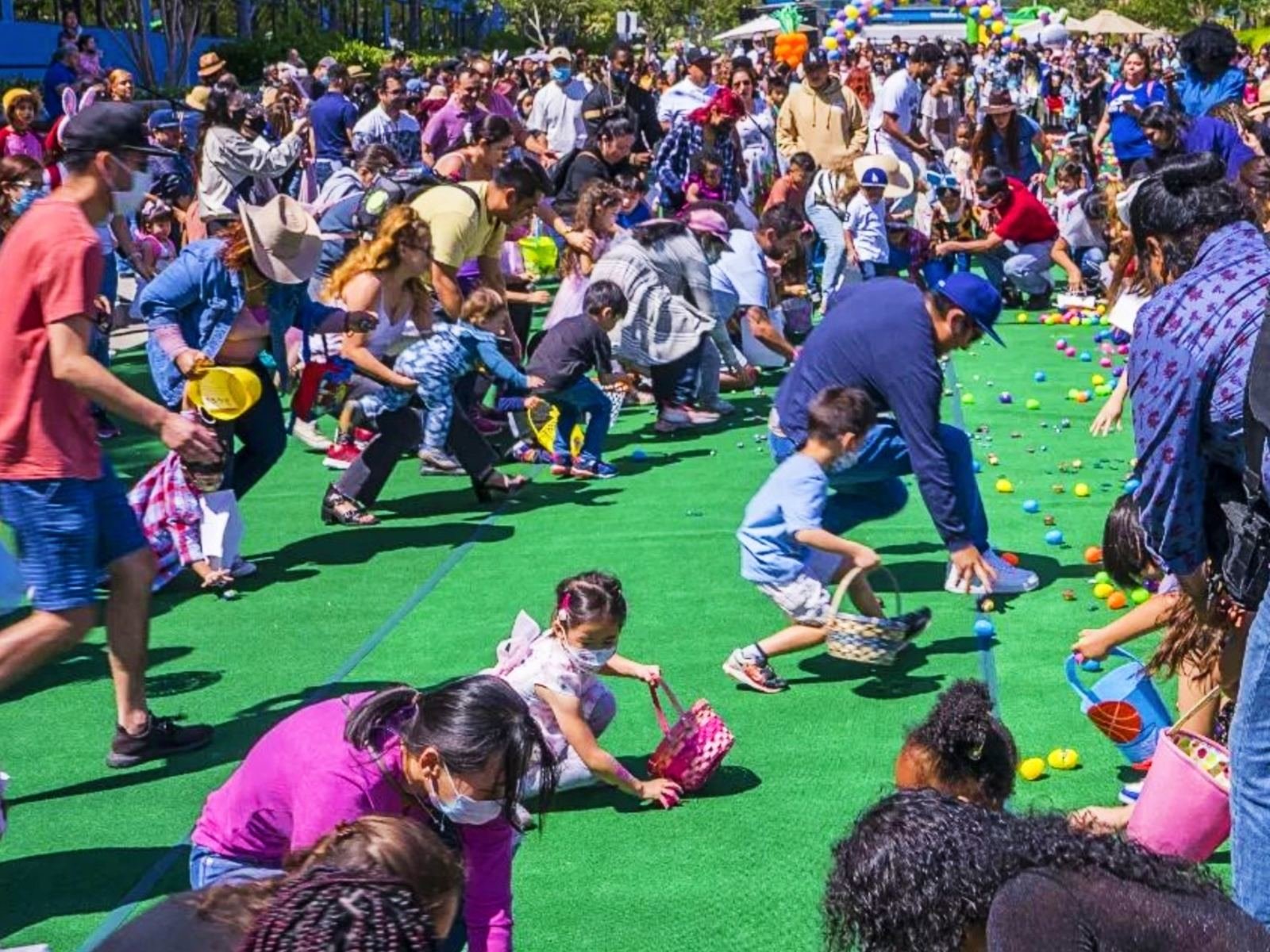 Velikonoční hledání vajíček a rodinný den zábavy 2022. Letošní oslava je naplánována na 9. dubna v Scientologické církvi v Los Angeles