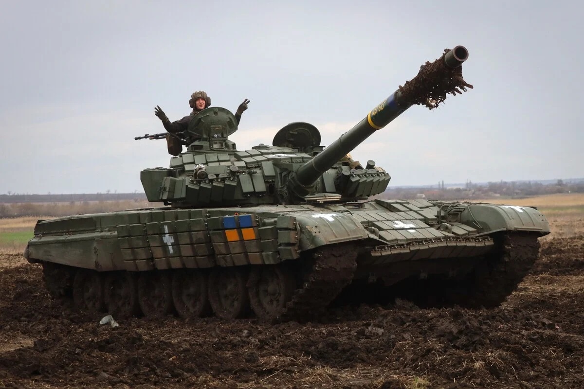 Ukrajinský voják mívá z tanku během cvičení na vojenské základně v Záporožské oblasti na jihu Ukrajiny ve středu 5. dubna 2023. Vojáci kontrolovali během cvičení připravenost techniky na bojové nasazení