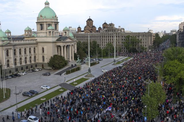 Lidé pochodují během shromáždění proti násilí v Bělehradě, Srbsko, 12. května 2023. Opoziční politické strany vyzvaly po dvou masových střelbách k pokojnému a tichému protestu proti násilí v srbské společnosti.