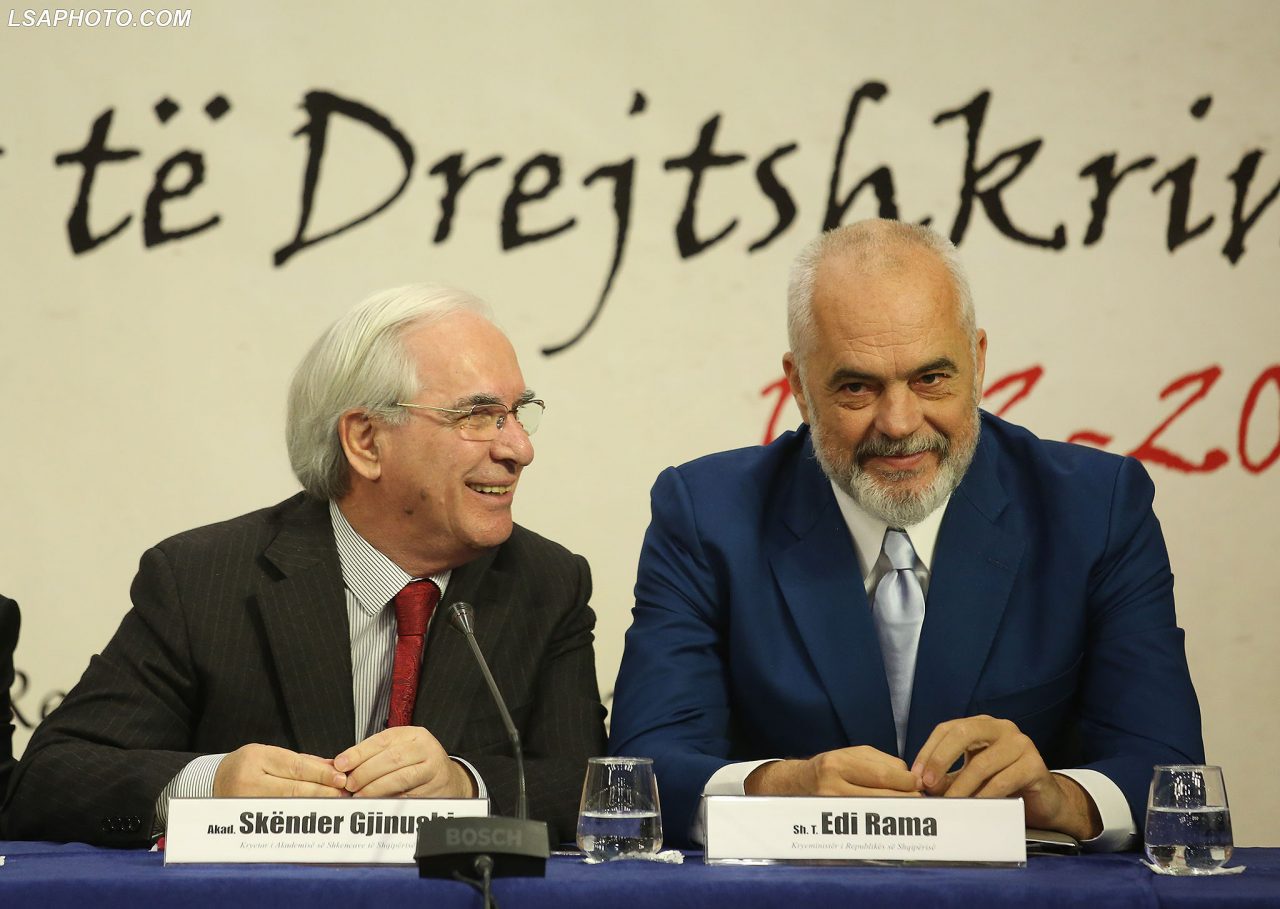 Skënder Gjinushi (vlevo) a Edi Rama na konferenci k 50. výročí jazykového kongresu v Tiraně dne 10. listopadu 2022