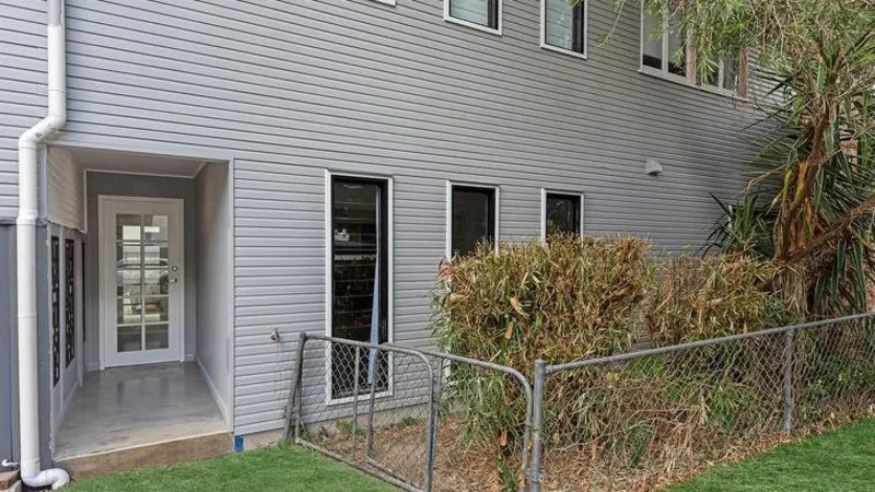 Pokoj v přízemí v této nemovitosti na 41a Arnold St, Holland Park, je k pronájmu za 495 $/týden na Flatmates.com.au