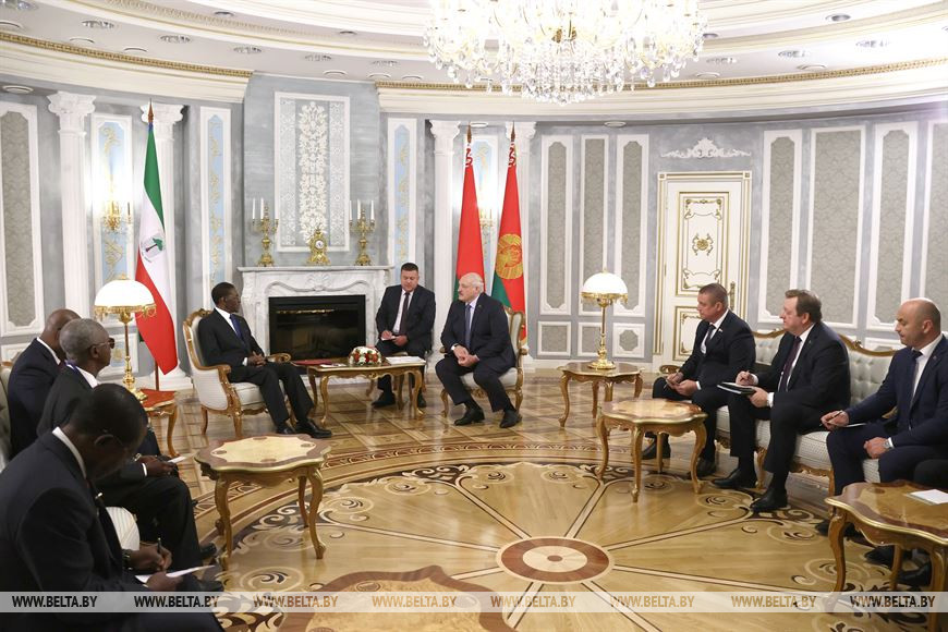 Pracujeme v rámci Euroasijské hospodářské unie, společně s Ruskem a dalšími republikami bývalého Sovětského svazu, nabízíme vaší zemi přístup k unikátním technologiím, zboží a službám,“ poznamenal Aleksandr Lukašenko.