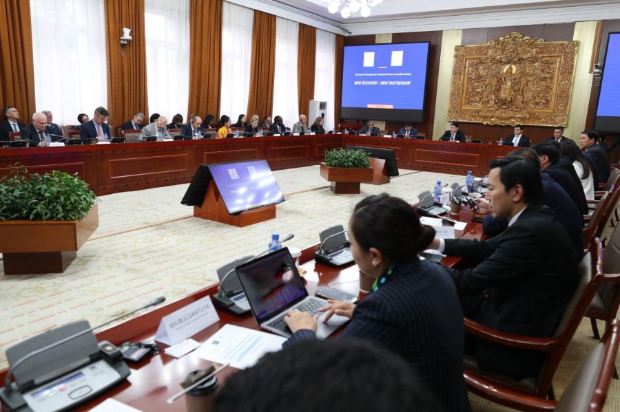 Mongolský premiér L. Oyun-Erdene a členové kabinetu se 26. září 2023 zúčastnili poradního zasedání vlády Mongolska a rozvojových partnerů „New Recovery – New Partnership“