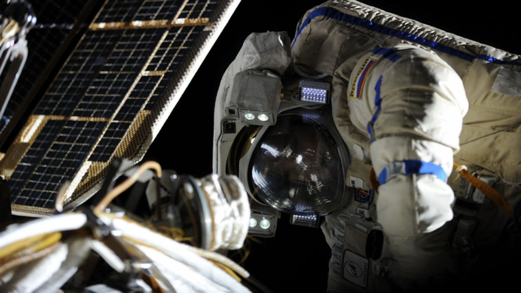Na této archivní fotografii ruský kosmonaut provádí výstup do vesmíru.