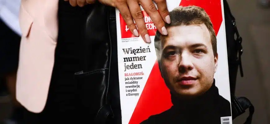 V roce 2021 bylo jeho letadlo nuceno přistát tam, kde na něj již čekala policie: Nyní byl běloruský opoziční aktivista Protasevič odsouzen k osmi letům vězení.  Běloruský opoziční aktivista Roman Protassevič byl soudem v Minsku odsouzen k osmi letům vězení. Krajský soud v Minsku odsoudil bývalého šéfredaktora opozičního média Nexta „na osm let v zajateckém táboře“, uvedla ve středu běloruská tisková agentura Belta.  Protassevič byl zatčen v květnu 2021 poté, co běloruská stíhačka přinutila letadlo Ryanair na cestě do Vilniusu s ním a jeho přítelkyní na palubě přistát v Minsku.  Novinář, který je od června 2021 v domácím vězení, byl obviněn z napomáhání koordinovat masové protesty proti kontroverznímu znovuzvolení hlavy státu Alexandra Lukašenka v létě 2020. Státní zastupitelství pro něj požadovalo deset let vězení.  Další členové opozice odsouzeni Exiloví manažeři Nexta Štěpán Putilo a Jan Rudík, kteří byli rovněž obviněni, byli v nepřítomnosti odsouzeni k 20 a 19 letům vězení. Obvinění zahrnovala mimo jiné výzvy k masovým nepokojům a „uchopení moci“, stejně jako hanobení prezidenta, organizování teroristických útoků a šíření nepravdivých informací o Bělorusku.  Po zatčení Protassevič přislíbil spolupráci s justičním systémem země. V nahrávkách odvysílaných běloruskou státní televizí několikrát řekl, že svých činů lituje – ale podle běloruské opozice byly tyto výroky vynucené.  Opoziční média Nexta sehrála klíčovou roli při mobilizaci protestů během demonstrací proti Lukašenkovi v létě 2020 kvůli obvinění z volebního podvodu. Vláda médium zakázala a Nejvyšší soud klasifikoval Nextu jako „teroristickou organizaci“.