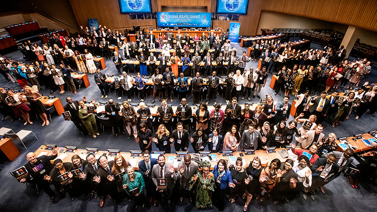 Účastníci 16. výročního mezinárodního summitu o lidských právech, který se konal v konferenční místnosti 4 v sídle Organizace spojených národů v New Yorku.